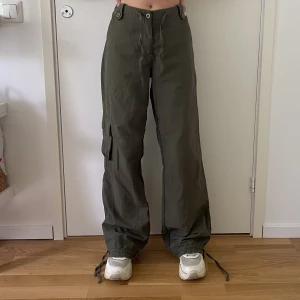 Cargobyxor McKinley - Supersnygga cargobyxor från McKinley i fint skick! Olivgrön. Stl 36. Skriv om du har frågor :)