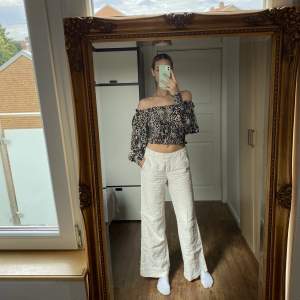 Jättesnygg off shoulder blus i leopardmönster. Den är väldigt stretchig i bysten och kan passa upp 36/38 också ❣️❣️