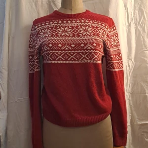 Stickad tröja med motiv - Str. S men är lite stor i storleken. Märke: Redwood by kappahl. För mer info skicka pm. Pris är diskuterbart vid snabb affär. 💖 Köparen står för frakten. Ansvarar inte för paketet under frakt. 