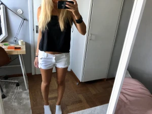 Vita lågmidjade shorts - Vita lågmidjade shorts från hollister, storlek 28. Frakt ingår inte