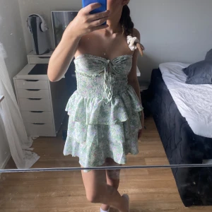 Klänning  - Söt blomklänning som passar till allt! Aldrig använt  TRYCK INTE PÅ KÖP DIREKT🙏🏼