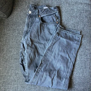 Jeans  - Svarta jeans från Valient i storlek M. 