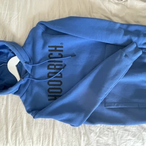 Hoodrich hoodie. - Hoodien är sparsamt använd och har inga skador, missfärgningar och liknande. Hoodien är i herrmodell, storlek XS.   Pris kan diskuteras.