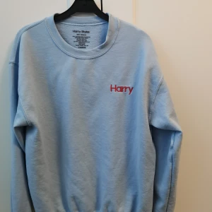Harry Styles Merch från albumet "Harry Styles"   - Harry Styles, limited edition merch. Köpte den som ny för 700 kr. Är i använt men väldigt bra skick. 🌟 