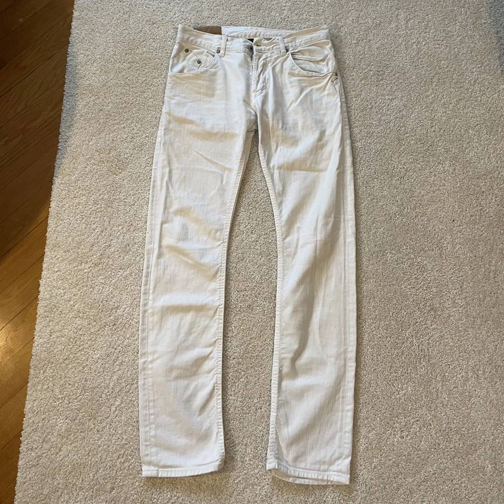 Säljer mina dundop jeans i storlek 31. Fint skick på dem utom en liten sömm som vid vänster bakficka som lossat. Men syns knappt och går att fixa. . Jeans & Byxor.
