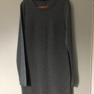 Klänningar  - Två st klänningar. Den gråa e helt ny. Storlek S. Fast passar xs mer. 40kr. 