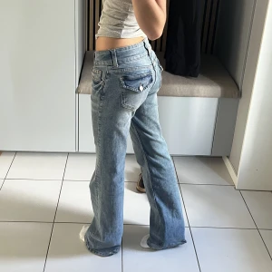 Jeans - Bootcut jeans från H&M! Sjukt snygga men har knappt någon användning för dem. De hade ett hål vid bakfickan men jag har lagat det med både tråd och textiltejp, se sista bilden, det syns knappt. Jag står inte för om hålet går upp igen! Passar även 32!