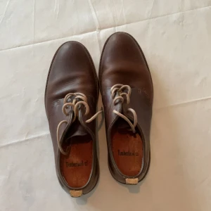 Timberland bruna läderskor till salu: 41 - Jag sälja ett par oanvänt Timberland läderskor: 41 Lådan har jag tyvärr slängt.  Finns i Uppsala eller kan skickas inrikes. 
