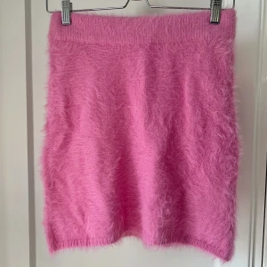 Kjol Gina Tricot - Den har kjolen från Gina Tricot är något alldeles extra, passar alla tillfällen och den är otroligt skön!   🍓 Storlek: S 🍓 Material: Klippt lappen då den kliade, men den är mjuk och stretchig 🍓 Skick: Använd en gång, inget att anmärka