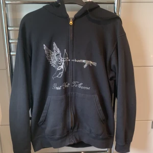 Best Yet To Come Hoodie  - Hej, tänker sälja min Hoodie för att den börjar bli liten för mig nu. Den är använd av mig cirka 1 år. Den är använd o skick är 8/10. Den enda skadan jag har är längst ner vid dragkedjan(sista bilden). Tveka inte att skriva till mig om mer info!