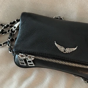 Zadig liten - Superfin liten zadig som ej kommer till så mycket användning längre, använd sparsamt, knappt några defekter💗 pris kan diskuteras!