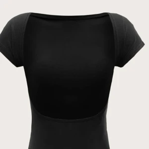 Söt topp med öppen rygg - Säljer denna tröjan med öppen rygg i storlek xs, frakt tillkommer, den är oanvänd och jätte söt nu till sommaren. 