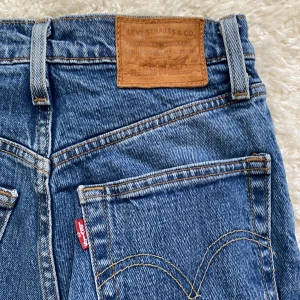 Levis Ribcage straight i fint skick! - Levis Ribcage straight  Storlek W25 L27 Använda men utan defekter 