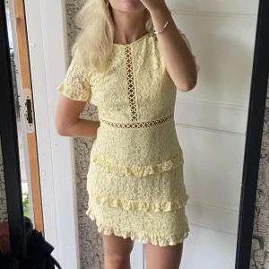 Klänning - Säljer denna slutsålda klänning i en så somrig gul färg! Säljer då det är fel storlek för mig! Så fina detaljer och passar en 38/40 skulle jag nog säga. (Jag själv är 170cm och brukar bära 36 i klänningar. Klänningen är främst för stor i midjan på mig.