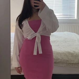 Vit topp - Vit topp man kan änvönda med de flesta outfits. Helt oanvänd och inga skador alls