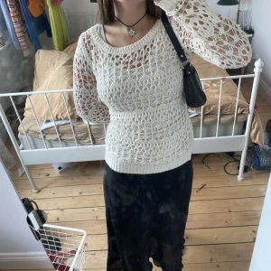 Stickad tröja - Supersöt stickad tröja, linnet jag har under ingår inte. Alltså kan man ha typ vad som under den.