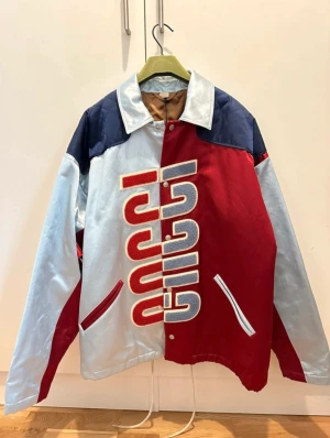 Gucci jacket  - Storlek L Passar även M om man vill ha lite oversize Endast gjord 10st för Europa  Kommer med Gucci hängare, dustbag, kvitto 