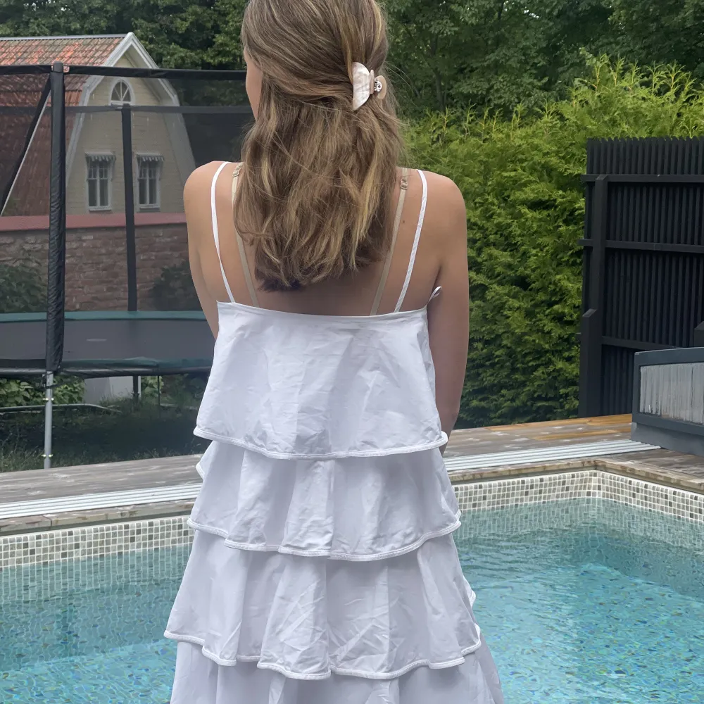Superfin vit klänning från zara🌸Modellen är 175cm lång, hör av dig om du har frågor eller vill diskutera pris🩷. Klänningar.