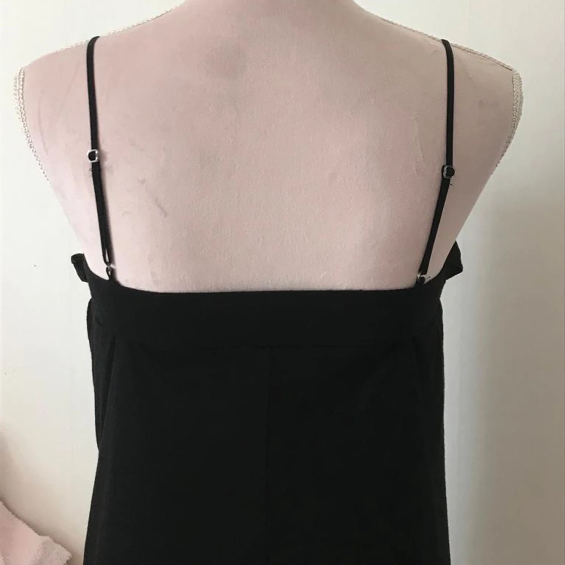 Svart klänning med rosor - 91