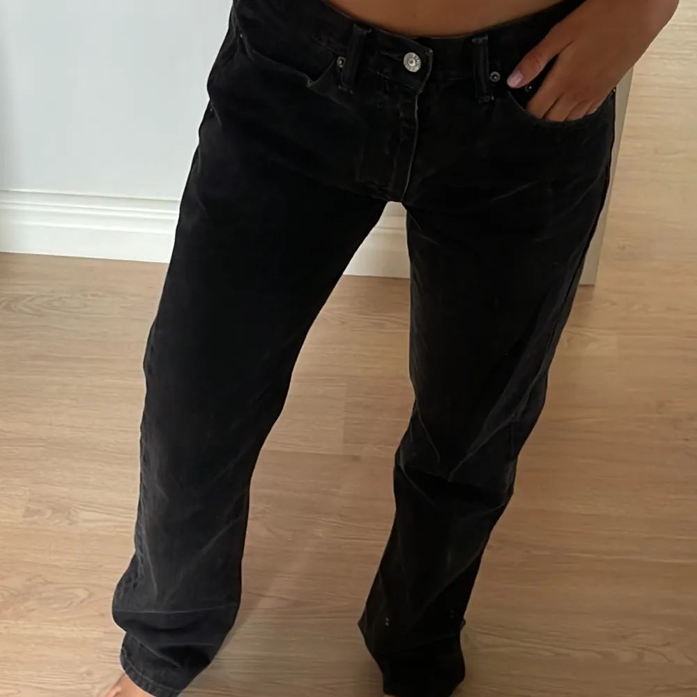 Säljer mina svarta Levis jeans köpta vintage i Paris ❤️‍🩹 dom är en aning stora på mig, är vanligtvis en 36 i byxor! Storlek: w32 l34. Jeans & Byxor.
