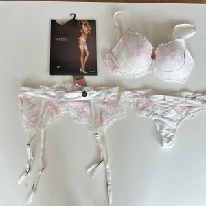 Underkläder set - Underkläder från hunkemöller. Vid frågor om storlekar skriv tack. Säljer alla tillsammans. 