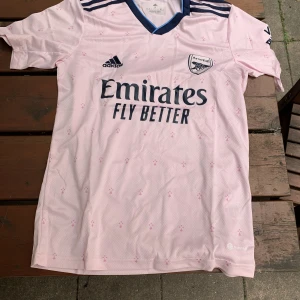 Tröja - Fraktar och möts i Malmö ny skick tagsen är på den är storlek S Adda swe.kits på instagram för mer bilder 