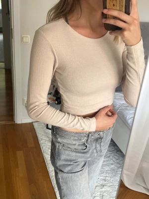 Basic topp - Basic topp från Zara. Bra skick. Stl M men mer som S
