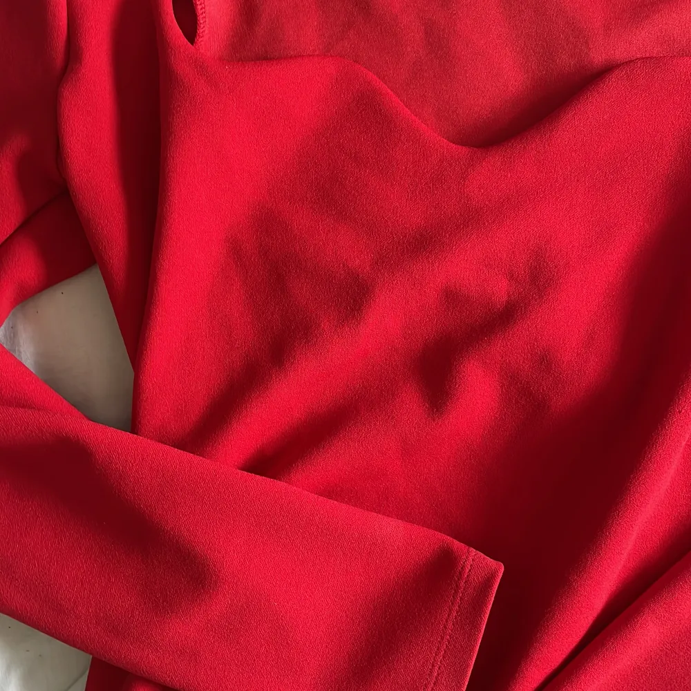 Röd tröja, säljer då den ej kommer till användning ❤️. Tröjor & Koftor.