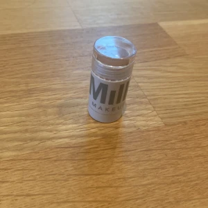 Milk bronzer stick  - Säljer detta milk bronzer stick i färgen baked, har använt en gång❤️