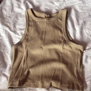 T-shirt - En beige t-shirt 