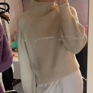 Stickad tröja från hm - Superfin beige, oanvänd, stickad tröja från  Hm.  Storlek M Skickas mot fraktkostnad eller hämtas i Lysekil