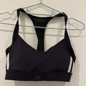 Adidas träningstopp för salu!🤍🤍 - Säljer nu en adidas tränings topp som är väldigt bra skick, den är endast använd ett fåtal gånger🤍🤍 säljer nu pga har ingen användning till den🤍