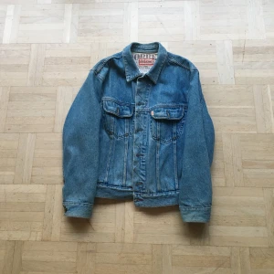 Dobber jeansjacka - Dobber jeansjacka Ca 20 år gammal Perfekt slitet skick Storlek S