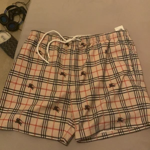 Burberry shorts herr - Burberry shorts för herr sitter bra storlek L