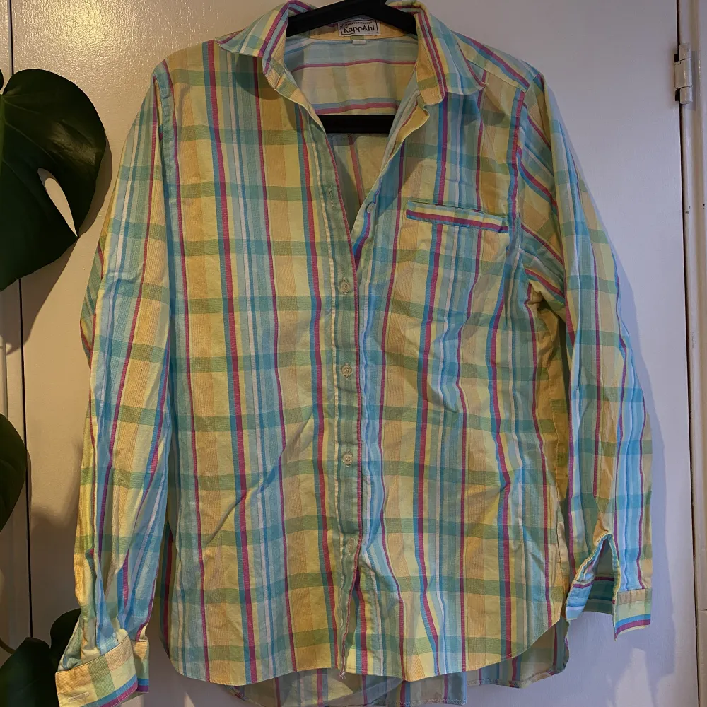 En färgglad rutig skjorta ifrån KappAhl i storlek S💛färgerna på skjortan är som på den sista bilden! Köparen står för frakten! Använd gärna ”köp nu”💚. Skjortor.