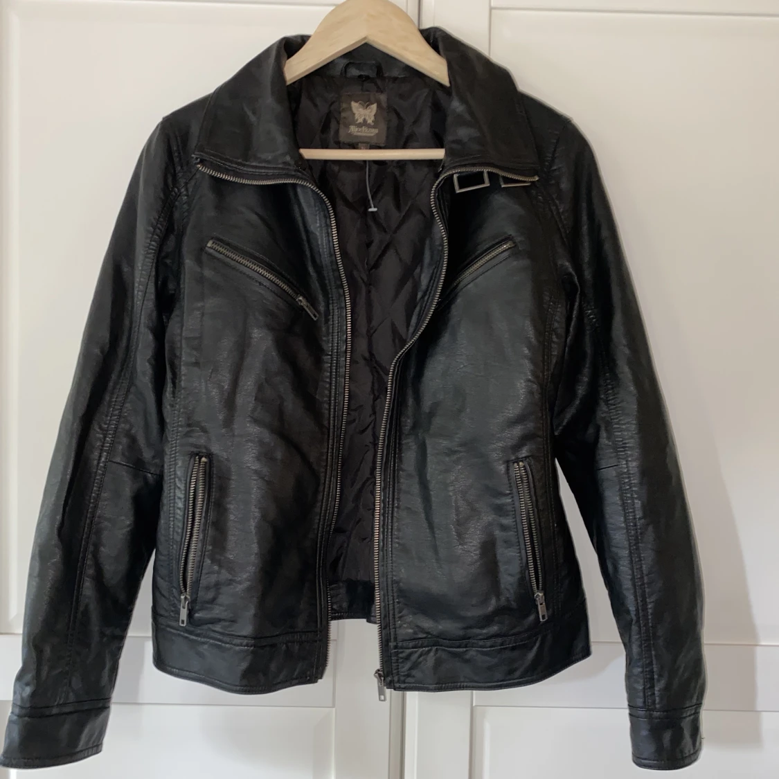 Svart jacka (fejkläder)