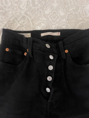 Svarta levis jeans - I ett jättefint skick, knappt använda!! Storlek 25 vilket motsvarar storlek s. 