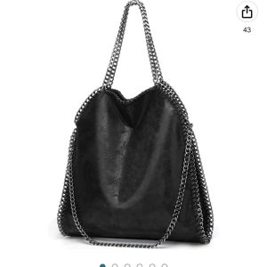 Kedjeväska - Säljer denna kedje väska då den ej används längre. Finns inga defekter och den är i bra skick. Man kan stänga väskan & man kan ha den på olika vis. Köptes för 399kr. Hör av er vid frågor