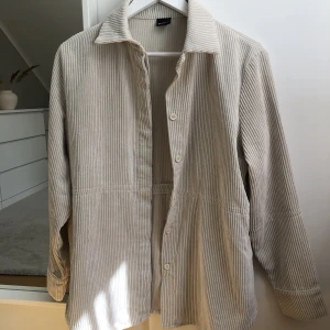 Tunn jacka i manchester  - Beige/vit tunn jacka i manchester tyg. Mycket bra skick och funkar perfekt för svalare sommarkvällar💕