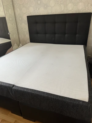 Säng bred 180 längs 200 - I jätte bra skick endast en liten skrapa på högersidan av sängen därav det billiga priset, sänggaveln tillkommer även i köpet. Hämtas på plats. 