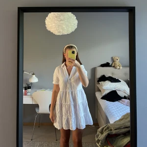 Vit klänning - Super skön sommar klänning  150 kr för klänningen  66 kr för frakten 