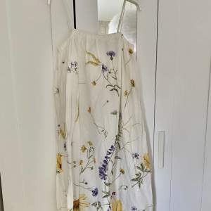 En superfin blommig klänning från H&M som inte säljs i butik längre. Jätte skönt att ha under somrarna 💗💛
