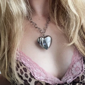 Y2k heart necklace 🩷 - Coolt stort halsband, som jag ej anvönder längre för har ej samma stil💕 tryck ej på köp nu!