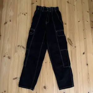 Jättefina cargobyxor i jeans med kontraststygn. Byxorna är högmidjade med måtten W24 L32. De är i fint skick och knappt använda. Skriv om fler bilder