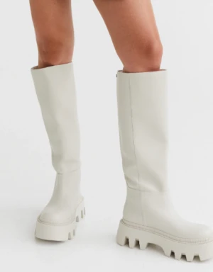 Vita höga stövlar från bershka  - Näst in till oanvända höga stövlar, jag säljer dem då dem tyvärr är lite små för mig❤️