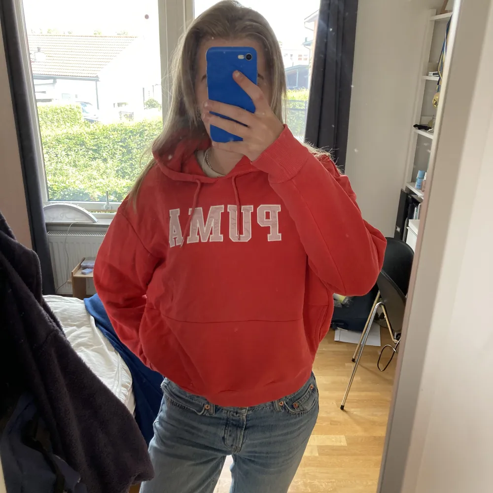 Säljer denna jättefina röda hoodie från puma från Bianca ingrossos kollektion. . Hoodies.