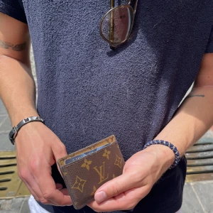 Louis Vuitton korthållare  - Äkta Louis Vuitton plånbok, sparsamt använd och noll defekter! Ljus och mörk läder(unik modell) äkta bevis, bok med mera kommer på köpet! Fler direktpris: 2900kr, kan absolut gå ner i pris vid snabb affär! Skriv för intresse 