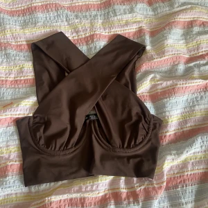 Croptop 🤎 - Smyckrande croptop där axelbanden korsar carandra över bysten, med inbyggda byglar! XS men passar även S 