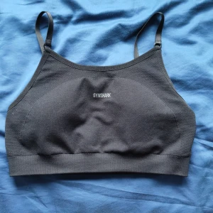 Gymshark sport bh  - Jag säljer nu min svarta gymshark sport bh, nästan oanvänd, den är så gott som ny. Bara att höra av dig vid funderingar 🥰