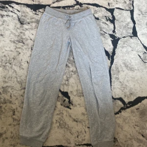 Grå mjukisbyxor - Bilden beskriver sig själv.
